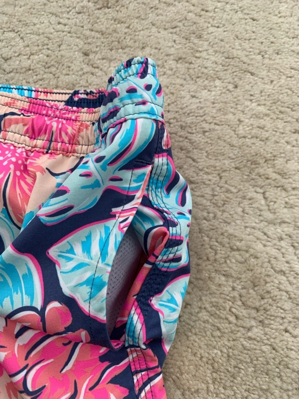 Vineyard Vines Size Medium, 12-14, Colorful Hibiscus Floral Print Swim Trunks